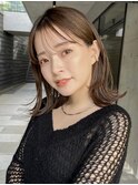 ミディアムレイヤーカットオリーブベージュウェットヘア外ハネ