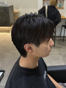 ヒュイル バイ ニアウ(Hwyl by Niau) メンズカットセンターパート刈り上げなしナチュラルストレート