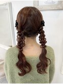リボンみつあみツインヘアセットライブヘアメイクブラウンカラー