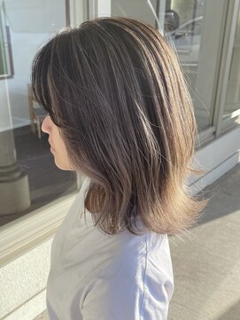 デュールイースト(Duul East) ミルクティーバレイヤージュ×外ハネミディアム