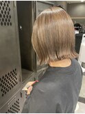 切りっぱなしボブハイトーンカラーオリーブベージュ小顔ヘア