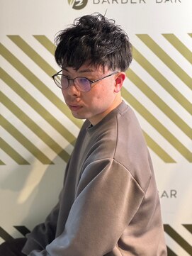 バーバーバー アカバネ(BARBER-BAR AKABANE) スマートに決まる黒髪ショート ダウンスタイル メンズパーマ#1