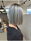 ホワイトブルーシルバーのルーツカラー