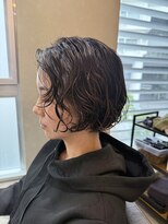 アルウ(Aru)&nbsp;美髪矯正へ、コンパクトなボブパーマ