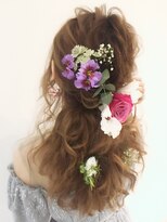ヘアメイク エンカレッジ(HAIR MAKE encourage)&nbsp;生花をつけたアレンジ