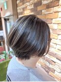 白髪ぼかしハイライト×ショートボブ