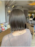 くすみミントベージュ透明感カラーレイヤーボブ