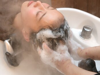 ヘッドスパ  MEGUMUの写真/大人世代こそ見直したい頭皮環境。素材美を大切にしたヘッドスパで髪質改善をサポート！美髪を叶えましょう