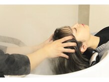 モゴイケブクロ(MOGO IKEBUKURO)の雰囲気（照明の落ちたシャンプー台でヘッドスパ[頭浸浴/ボブ/ハイライト]）