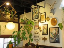 緑やアートを基調にした内装