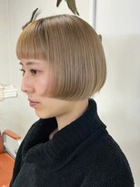 タヴィ(Tavi) ハイトーンカラーのミニボブヘア/ショートボブ/前上がりボブ