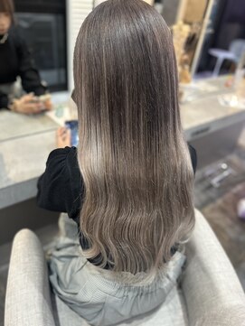 ラビス 浦和(Lovis) グレーベージュ/レイヤーロング/アッシュカラー/前髪パーマ/浦和