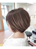 ミディアムショート、赤みを抑えたベージュカラー