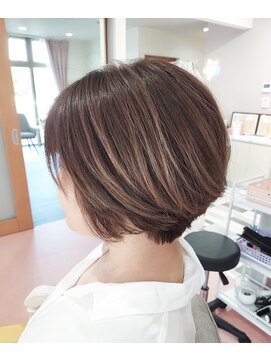 リュウ(Ryu) ミディアムショート、赤みを抑えたベージュカラー