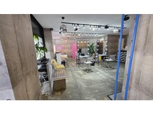 グリット ヘアープラス(grit.HAIR|+)の雰囲気（様々なカルチャーにインスパイアされながら内装もアップデート）
