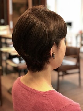 グランエクラ バイフルショウ(GRAND ECLAT by FURUSHO) 目の上で流すバング/耳かけショート/オフィス