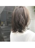 グレージュカラーのミディアムスタイル