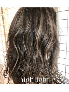 ウム(UMM) 【UMM國守】無造作ハイライトミディ_ラフウェーブ無造作カール