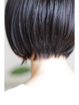 ルートヴィッヒ(Ludwig) 艶感たっぷりスイングボブ風ショート