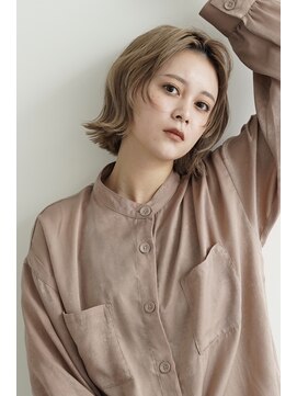 ラダ(Lada) ハイトーン ダブルカラー ミルクティーカラー レイヤーボブ 20代