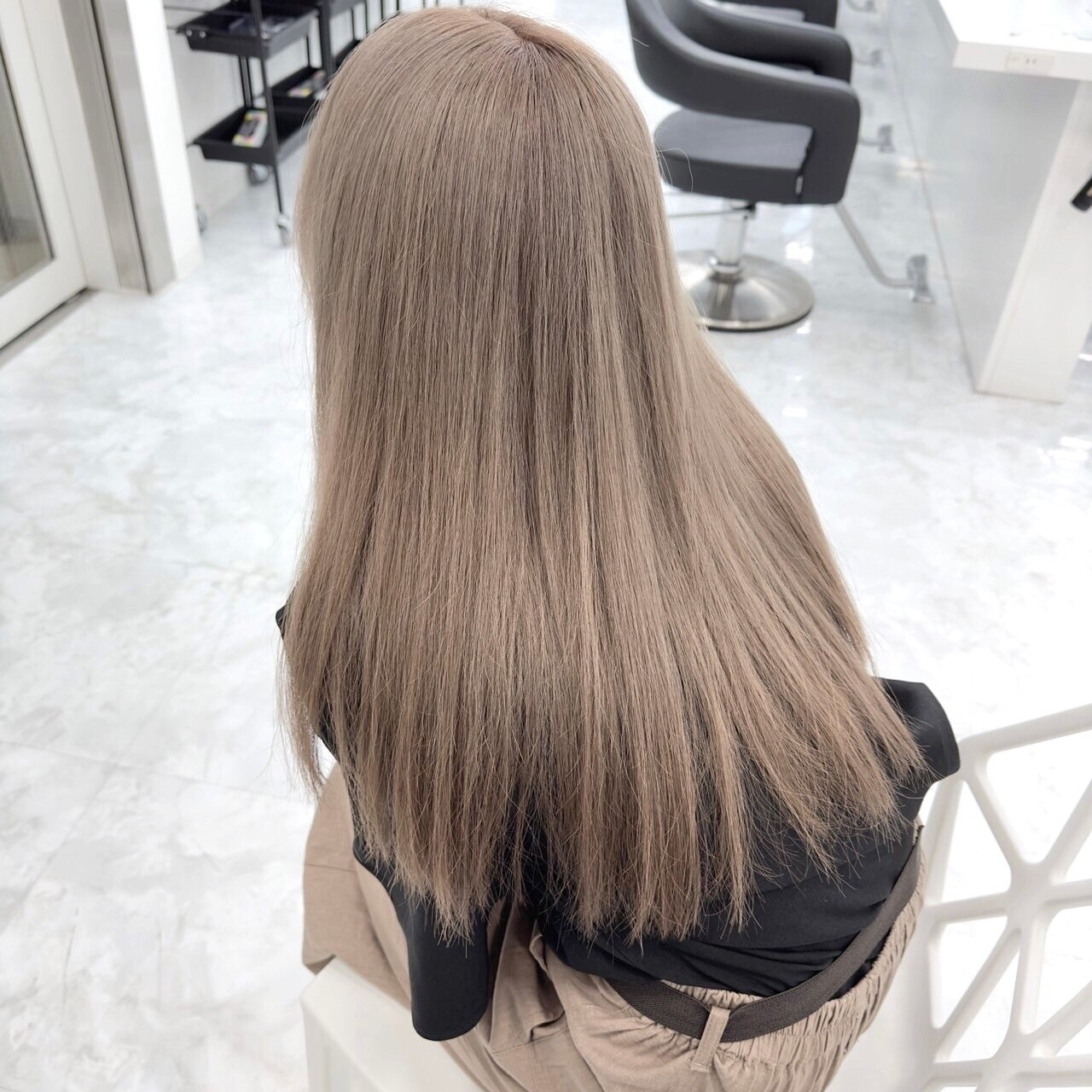 ミルクティーベージュサラ艶ロングレイヤーカット：L234884973
