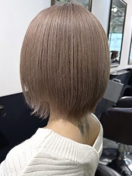 イリ 梅田(ili) ハイライトカラーミルクティーベージュレイヤーカット