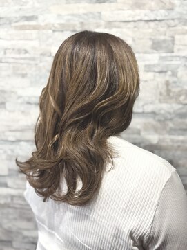 傷ませないハイトーン×ロング 艶ゆる巻き美髪スタイル