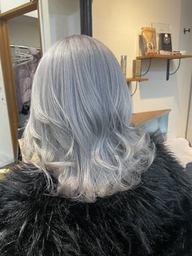 ロア 福岡天神本店(LORE) ホワイトシルバー/ホワイトカラー/