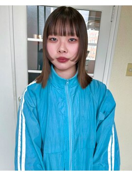 シロ(ciLo) ミディアム×ステップカット