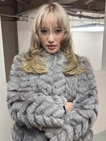 イル(iru)&nbsp;レイヤーカット　レイヤースタイル　ハイトーンベージュ