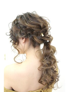 パスクア パスクア＊カジュアルローポニーアレンジ