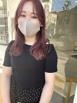 ヘアデザイン ソラ(Sola) コーラルピンク暖色系カラー×センターパートウェーブミディ