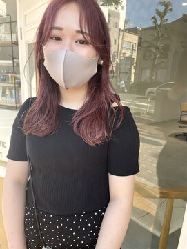 ヘアデザイン ソラ(Sola) コーラルピンク暖色系デザインカラー×センターパートウェーブ