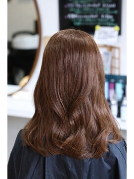 しもやま美容室 ミルクティーベージュ/ゆる巻きミディアム