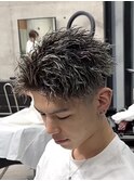 ホワイトメッシュツイストスパイラルパーマ短髪アップバング