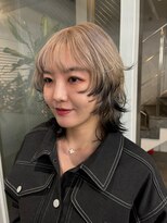 ホワイトベージュとブラックのデザインカラーウルフ