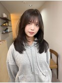 顔まわりを包み込むレイヤー×透明感アッシュカラーが相性抜群◎