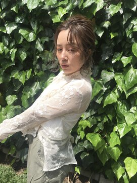 ニキータ(Nikiita) おくれ毛シニヨン