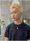 スパイキーショート、抜きっぱなしブロンド、ブリーチカラー