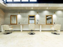 カミファクトリーライン(KAMI factory Rain)の雰囲気（1席１席の区間がゆったりとしたセット面）