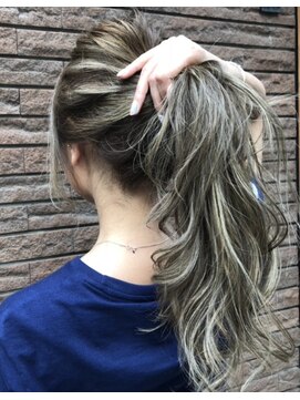 ウル(Ulu) グレーホワイトxハイライト