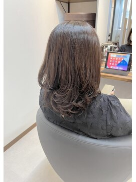 シンシア(CYNTHiA) ベージュカラー　コテ巻きスタイル