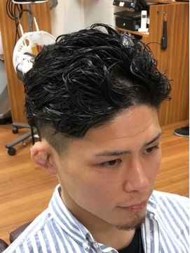 ブルブンガ(Berbunga) ツイストスパイラルトランクスヘアツーブロックフェザーマッシュ