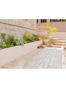 髪のダメージを修復させ、素髪のような扱いやすい質感◎〈YAMANISHI　WORKS〉のスペシャルケアで、美髪へ！