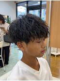 黒髪縦落ちツイストスパイラルパーマ刈り上げツーブロック