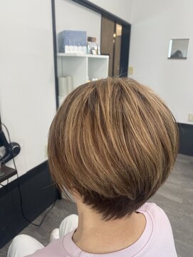 ショートカット＋白髪ぼかしハイライト