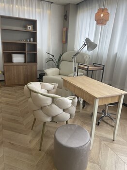 カヌレバイミルクティ(Canel’e by Milk tea)の写真/店内でネイルもやってます。