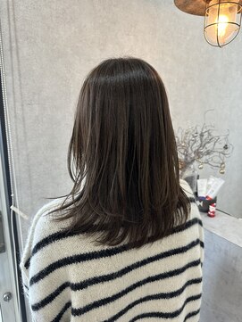 ヌーク(nuuk) オリーブカラーとレイヤーカット