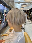大人ショート_前下がりボブ_50代60代ブリーチハイトーンカラー
