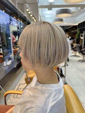 キサ ファータ 恵比寿(kisa fata) 大人ショート_前下がりボブ_50代60代ブリーチハイトーンカラー